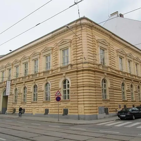 Central 2-room Souterrain Flat *