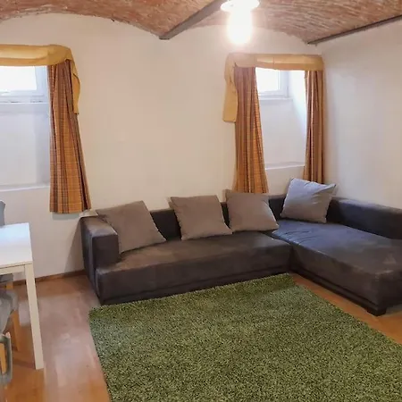 Central 2-room Souterrain Flat *