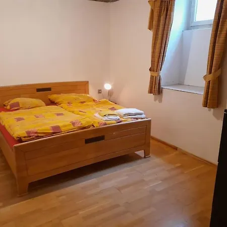 Central 2-room Souterrain Flat